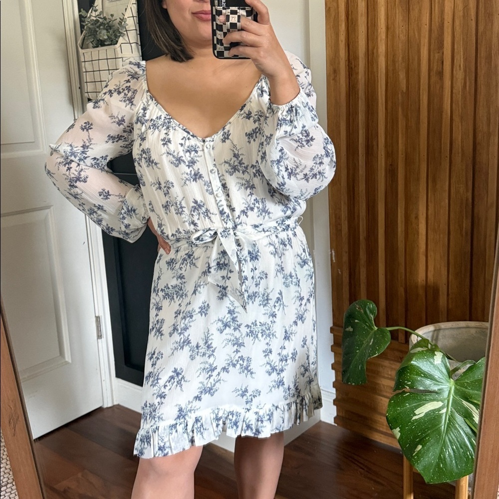 PAIGE Kiki 100% silk Floral Long Sleeve Dress in Blue. M